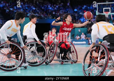 Paris, France. 4 septembre 2024. Kitada Chihiro (2e R) du Japon concourt lors du quart de finale féminin de basketball en fauteuil roulant entre la Chine et le Japon aux Jeux paralympiques de Paris 2024 à Paris, France, le 4 septembre 2024. Crédit : Gao Jing/Xinhua/Alamy Live News Banque D'Images