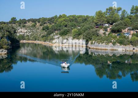 Aiguines, Var, France, 28 août 2024. Un couple profite d'une journée d'été en bateau électrique, glissant dans les magnifiques Gorges du Verdon Banque D'Images