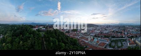 Vue aérienne du coucher du soleil du château de Ljubljana en Slovénie, tours, bastions, centre-ville historique Banque D'Images