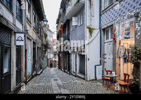 Vieux centre-ville de Porto avec des rues étroites et de petits magasins dans la lumière du soir Banque D'Images