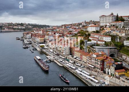 Panorama de la vieille ville de Porto, quartier Ribeira, sur le fleuve Douro, vue de dessus Banque D'Images