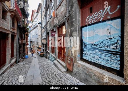 Vieux centre-ville de Porto avec des rues étroites et de petits magasins dans la lumière du soir Banque D'Images