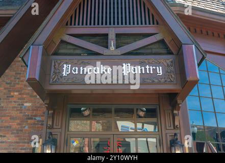 GATLINBURG, TN - 12 mars 2024 : panneau pancake Pantry au-dessus de l'entrée du populaire restaurant de spécialités de crêpes pour le petit déjeuner et le déjeuner. Banque D'Images