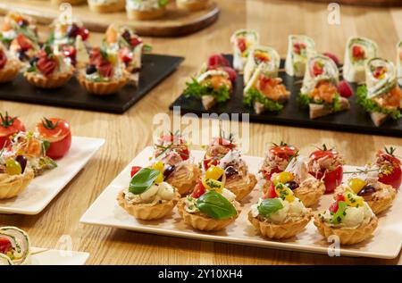 Enveloppements de tortilla éclatants et plateaux de brochettes parfaits pour les collations de fête Banque D'Images