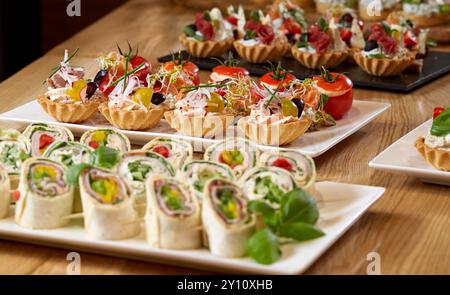 Enveloppements de tortilla éclatants et plateaux de brochettes parfaits pour les collations de fête Banque D'Images