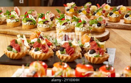 Enveloppements de tortilla éclatants et plateaux de brochettes parfaits pour les collations de fête Banque D'Images