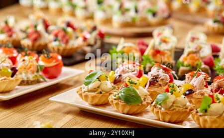 Enveloppements de tortilla éclatants et plateaux de brochettes parfaits pour les collations de fête Banque D'Images