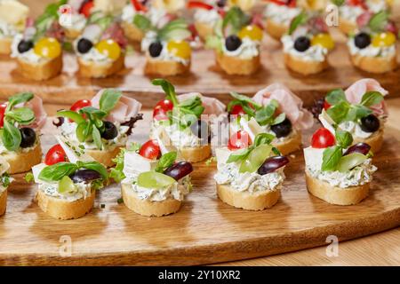 Enveloppements de tortilla éclatants et plateaux de brochettes parfaits pour les collations de fête Banque D'Images