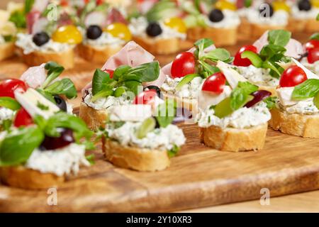 Enveloppements de tortilla éclatants et plateaux de brochettes parfaits pour les collations de fête Banque D'Images