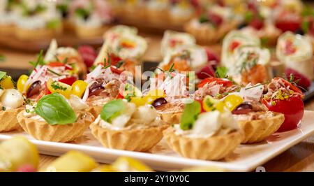 Enveloppements de tortilla éclatants et plateaux de brochettes parfaits pour les collations de fête Banque D'Images