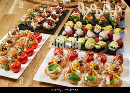 Enveloppements de tortilla éclatants et plateaux de brochettes parfaits pour les collations de fête Banque D'Images