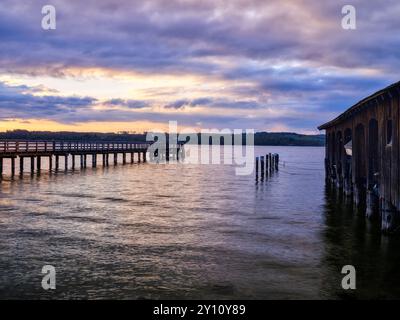 Ammersee rive ouest à Schondorf à l'aube Banque D'Images