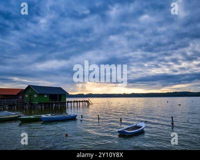 Ammersee rive ouest à Schondorf à l'aube Banque D'Images