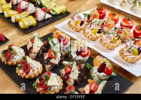 Enveloppements de tortilla éclatants et plateaux de brochettes parfaits pour les collations de fête Banque D'Images