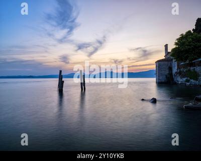 Crépuscule à Punta San Vigilio près de Garda sur le lac de Garde Banque D'Images