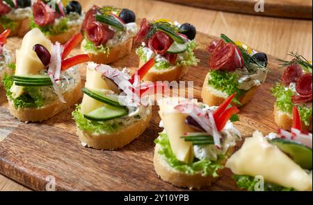 Enveloppements de tortilla éclatants et plateaux de brochettes parfaits pour les collations de fête Banque D'Images