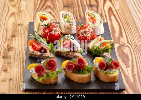 Enveloppements de tortilla éclatants et plateaux de brochettes parfaits pour les collations de fête Banque D'Images