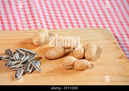 Arachides grillées et graines de tournesol. Banque D'Images