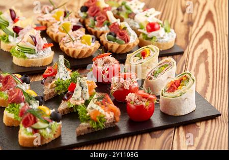 Enveloppements de tortilla éclatants et plateaux de brochettes parfaits pour les collations de fête Banque D'Images