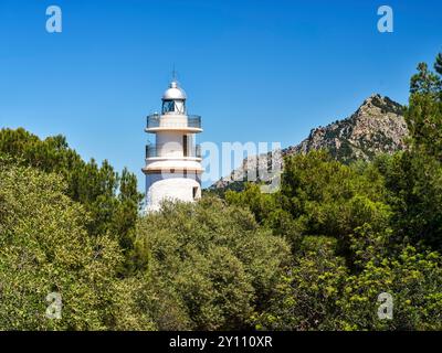 Phare au-dessus de la baie de Port de Soller sur la côte ouest de Majorque Banque D'Images