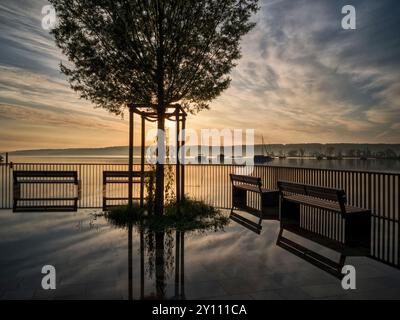 Aube sur le lac Ammersee sur la promenade du lac Dießen Banque D'Images