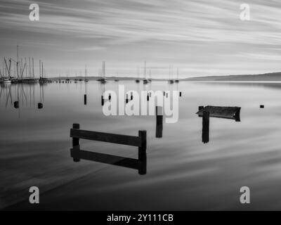 Aube sur le lac Ammersee sur la promenade du lac Dießen Banque D'Images