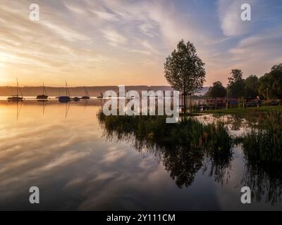 Aube sur le lac Ammersee sur la promenade du lac Dießen Banque D'Images