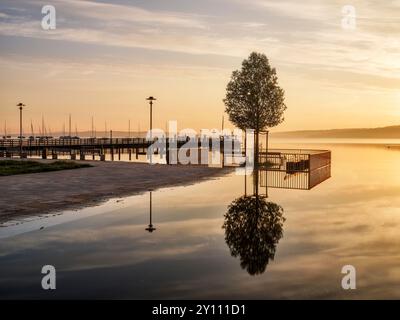 Aube sur le lac Ammersee sur la promenade du lac Dießen Banque D'Images