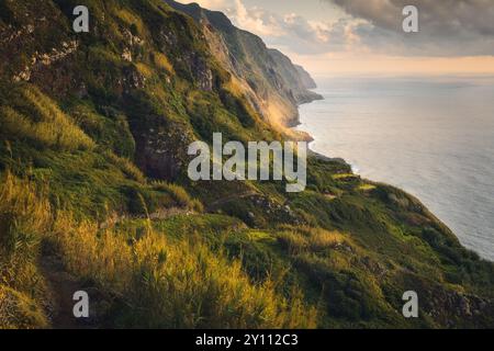 Belle vue sur l'océan Atlantique depuis le point de vue Miradouro Farol da Ponta do Pargo, à Madère, Portugal, au coucher du soleil. Destination de voyage en Europe Banque D'Images