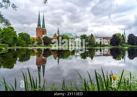 Étang de moulin et cathédrale de Lübeck, ville hanséatique de Lübeck, Schleswig-Holstein, Allemagne Banque D'Images