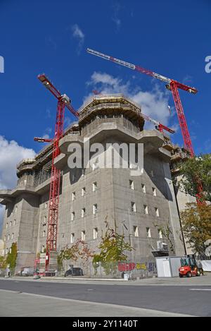 Europe, Allemagne, ville hanséatique de Hambourg, ont mis Pauli, ancien bunker sur Feldstrasse, travaux de construction, transformation et extension en hôtel et centre événementiel, design extérieur pour créer un bunker vert, ouverture en 2024 Banque D'Images