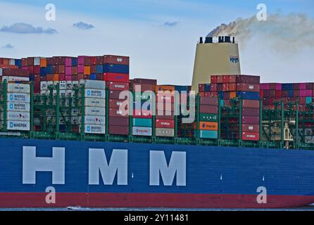 Europe, Allemagne, ville hanséatique de Hambourg, port, Elbe, porte-conteneurs HMM Algeciras, longueur 400 mètres, 24, 000 teu, sur l'Elbe, bâbord, milieu du navire, entonnoir Banque D'Images