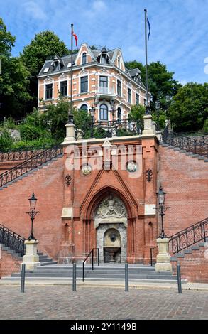 Europe, Allemagne, ville hanséatique de Hambourg, quartier d'Altona, grosse Elbstrasse, escalier de Köhlbrand de 1887, escalier de l'Elbe, bâtiment en brique avec fontaine aux armoiries d'Altona et de Prusse, surfaces murales de l'escalier avec illustration Mercure et Neptune Banque D'Images