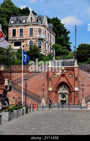 Europe, Allemagne, ville hanséatique de Hambourg, quartier d'Altona, grosse Elbstrasse, escalier de Köhlbrand de 1887, escalier de l'Elbe, bâtiment en brique avec fontaine aux armoiries d'Altona et de Prusse, surfaces murales de l'escalier avec illustration Mercure et Neptune Banque D'Images