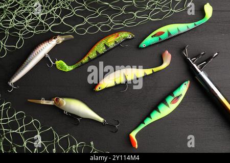 Tacles de pêche, canne et filet sur table en bois gris, pose à plat Banque D'Images