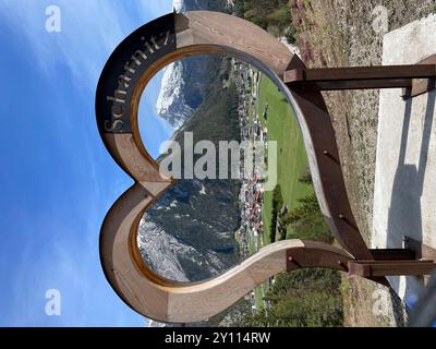 Point de vue avec grand coeur en bois au-dessus de Scharnitz, Mühlberg, vue sur Scharnitz, Brunnsteinspitze et Pleisenspitze, printemps, nature, montagnes, activité, soleil, nuages, ciel bleu, haut plateau du Tyrol, Parc naturel de Karwendel, Tyrol, Autriche Banque D'Images