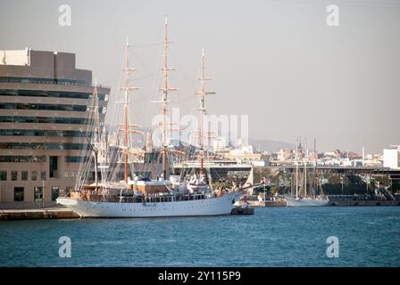 Voilier Sea Cloud, au premier plan, et Santa Eulalia en arrière-plan, amarré dans le port de Barcelone. Banque D'Images