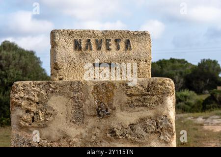 Ciutadella, Espagne - 14 mai 2024 : Naveta d'es Tudonss la plus remarquable tombe mégalithique de l'île Baléares de Minorque Banque D'Images