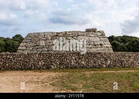 Ciutadella, Espagne - 14 mai 2024 : Naveta d'es Tudonss la plus remarquable tombe mégalithique de l'île Baléares de Minorque Banque D'Images