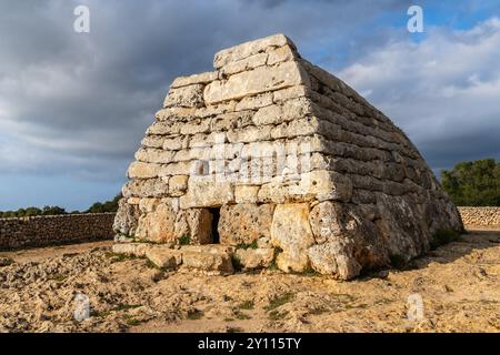 Ciutadella, Espagne - 14 mai 2024 : Naveta d'es Tudonss la plus remarquable tombe mégalithique de l'île Baléares de Minorque Banque D'Images