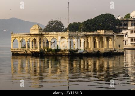 Architecture artistique de palais au lac vierge à l'image du matin est prise à Udaipur rajasthan inde. Banque D'Images