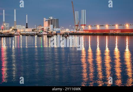 FRANCE, port du Havre, centrale électrique, silo et Siemens Gamesa énergie renouvelable site de production SGRE pour éoliennes, segments de tour pour le transport vers les parcs éoliens offshore en mer du Nord Banque D'Images