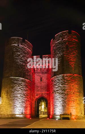 Angleterre, Kent, Canterbury, Westgate Tower et Musée illuminés la nuit Banque D'Images