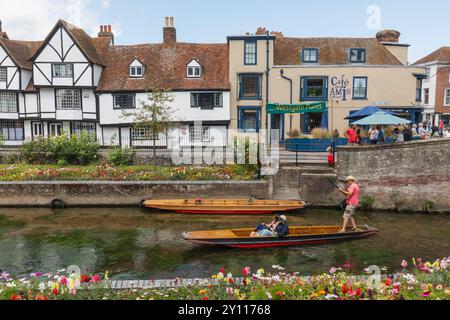 Angleterre, Kent, Canterbury, Westgate Gardens, Great Stour River et Westgate Punts Banque D'Images