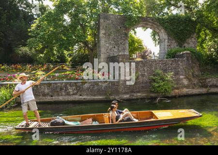 Angleterre, Kent, Canterbury, Westgate Gardens, Punting sur la Great Stour River Banque D'Images