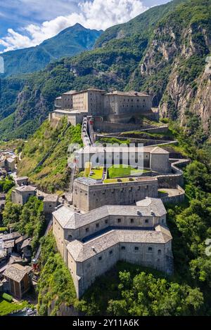 Vue aérienne de l'imposante forteresse de forte di Bard en été. Barde, Vallée d'Aoste, Italie, Europe. Banque D'Images