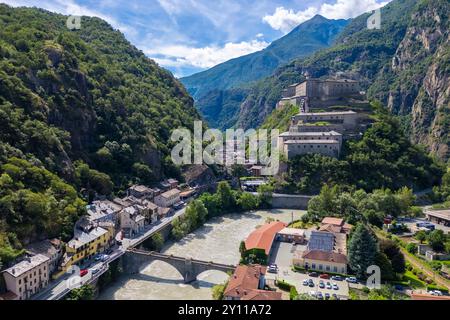 Vue aérienne de l'imposante forteresse de forte di Bard en été. Barde, Vallée d'Aoste, Italie, Europe. Banque D'Images