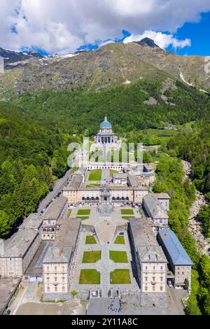 Vue aérienne du Sanctuaire d'Oropa en été. Biella, région de Biella, Piémont, Italie, Europe. Banque D'Images