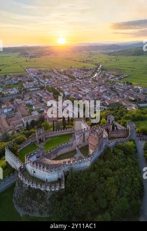 Vue aérienne du château Scaligero de Soave au coucher du soleil en été. Vérone district, Vénétie, Italie, Europe. Banque D'Images