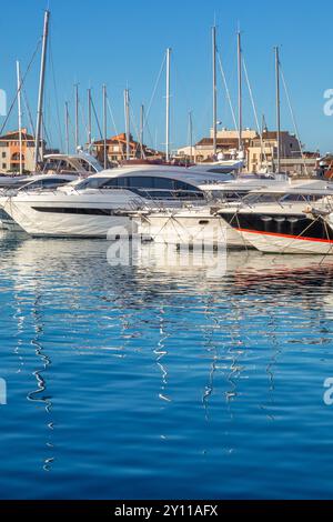 Bateaux amarrés dans le port touristique de Porto Vecchio, Corse-du-Sud, Corse, France Banque D'Images